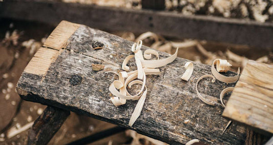 Come levigare il legno: carta abrasiva a mano o levigatrice?